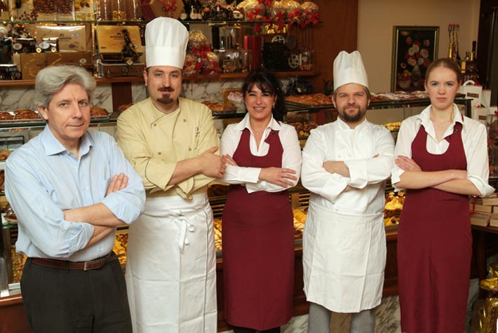 lo staff del Bar Perugia - da sinistra: Salvatore, Eliseo, Serena, Rocco, Aile